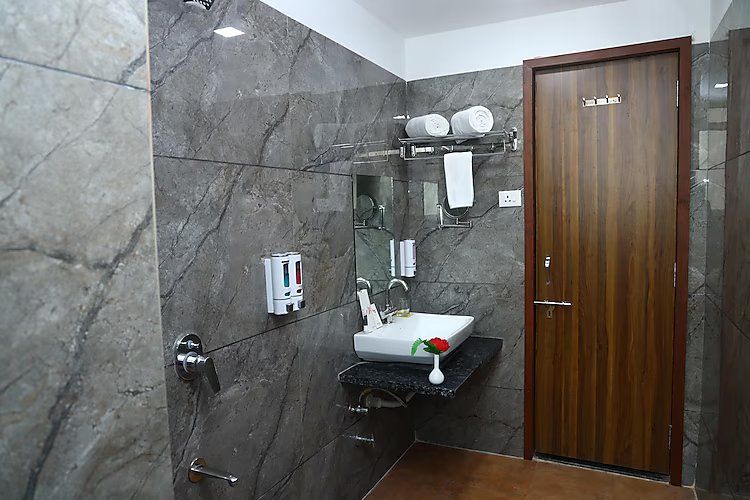 Blue Leaf by Papaya Tree Hotels Deluxe Room 4