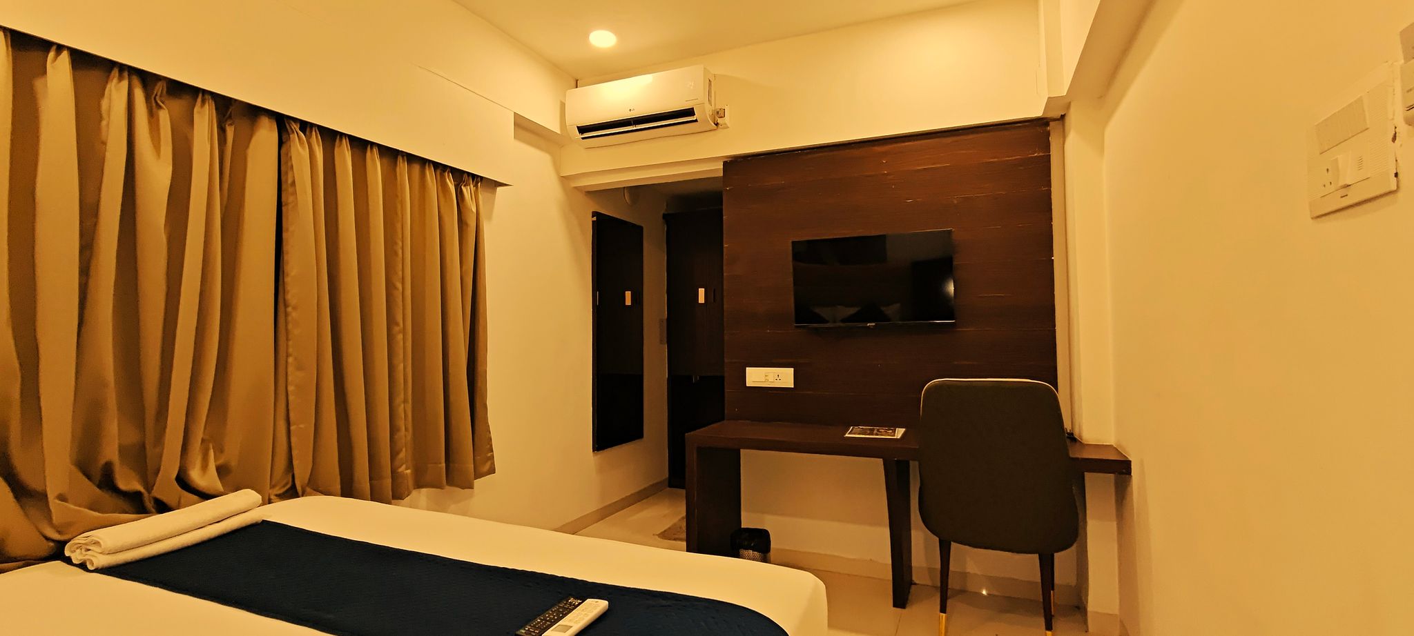 Hotel Meritel Grande, Indore Deluxe Room 4
