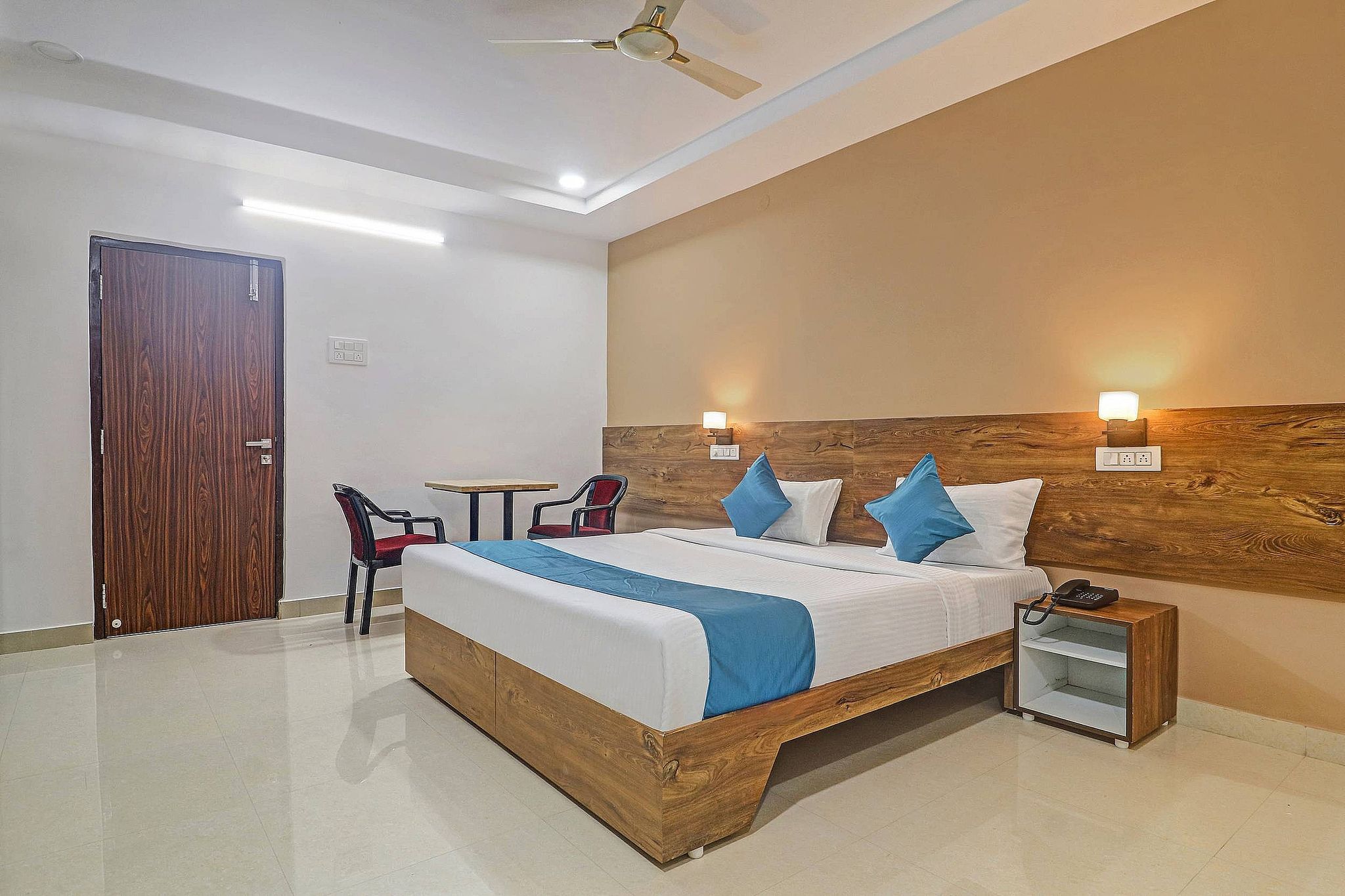 THE BALCONY DELUXE KING BED