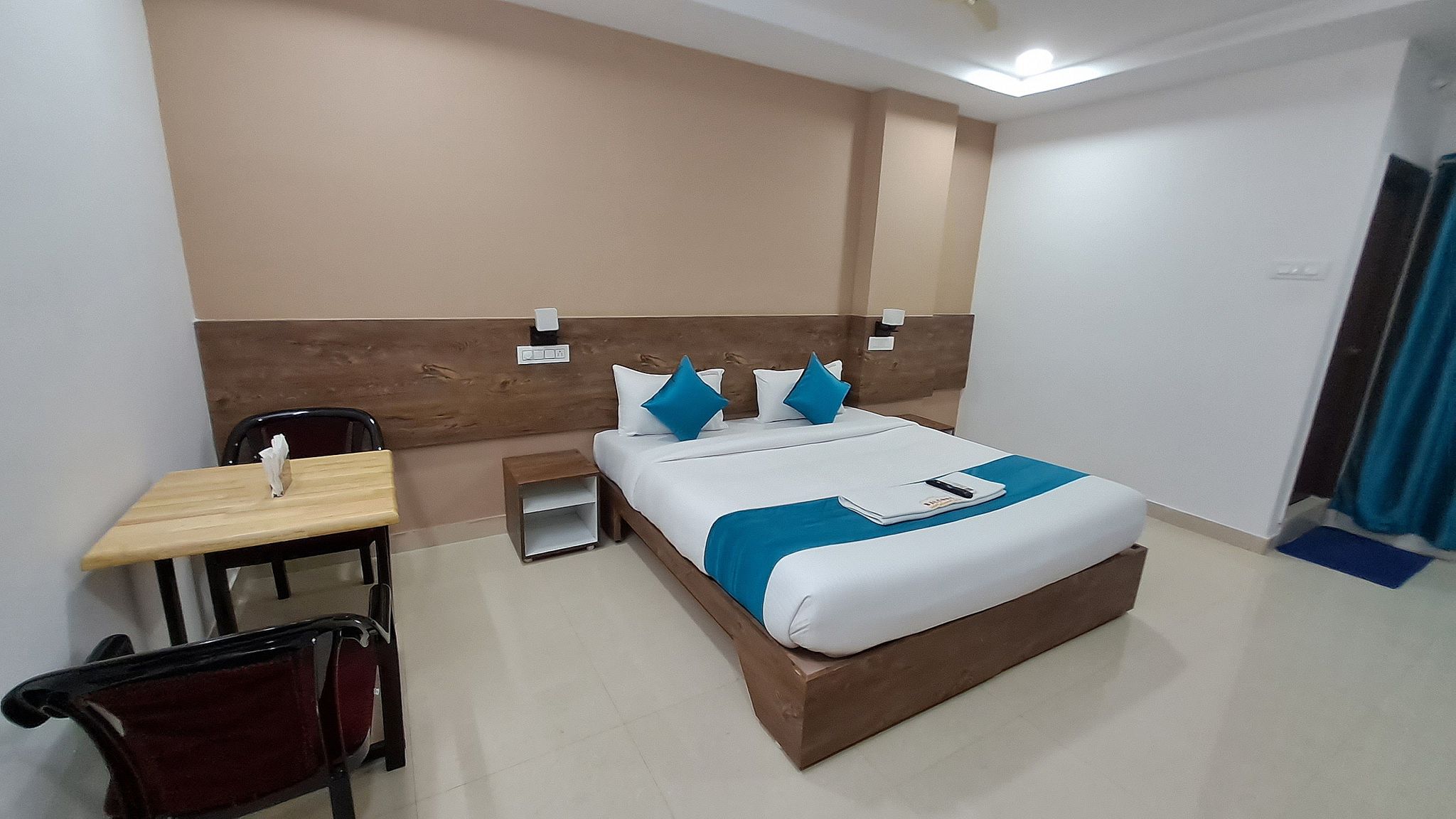 THE BALCONY DELUXE KING BED 4