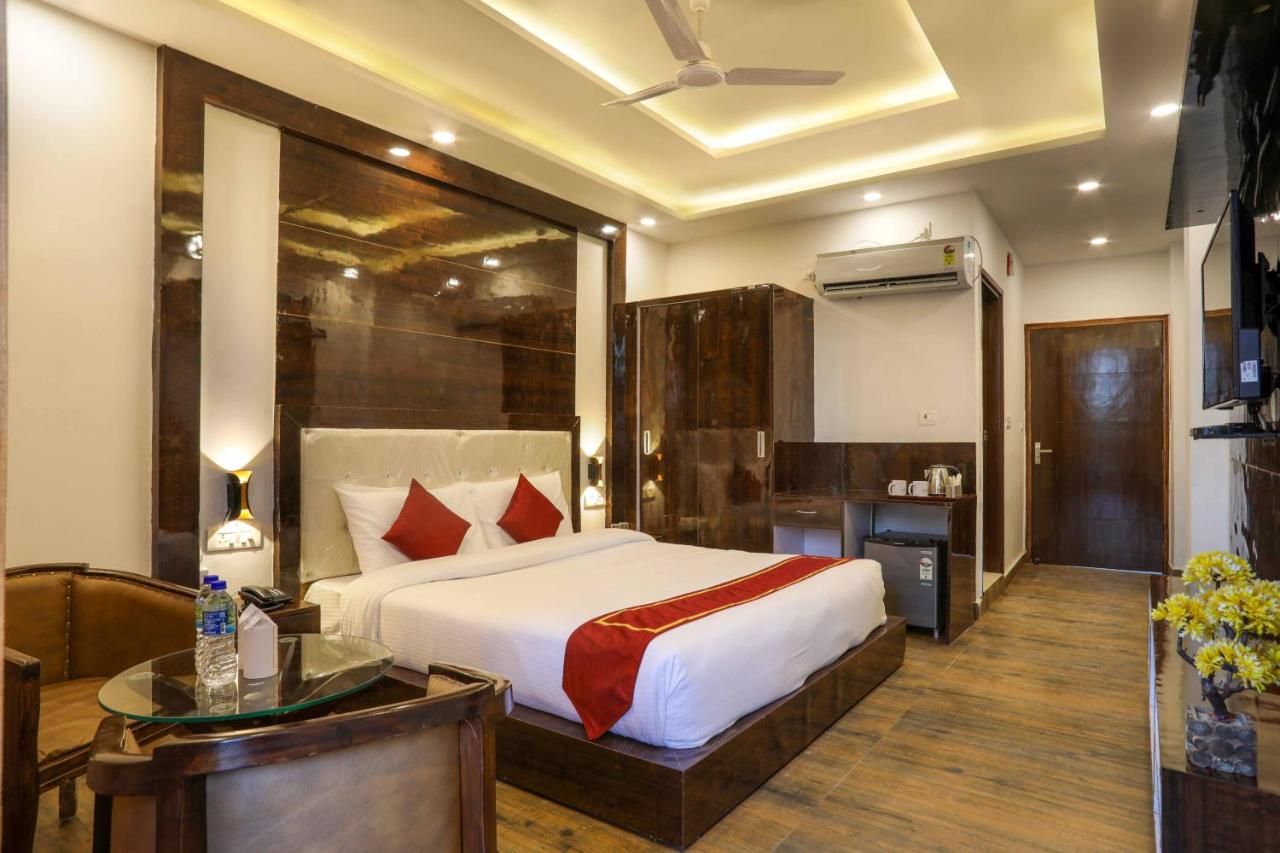 The Oak Chalet with Private Balcony