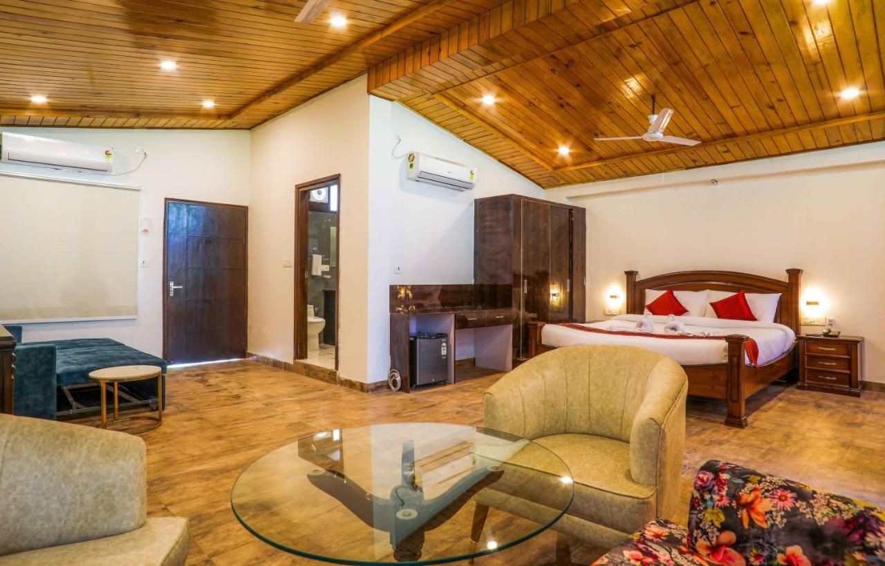 The Oak Chalet with Private Balcony