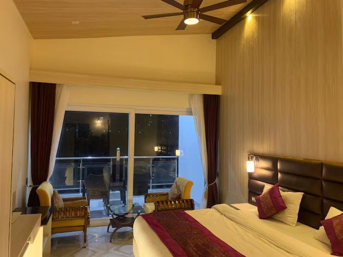 CLUB SUPERIOR ROOM WITH BALCONY