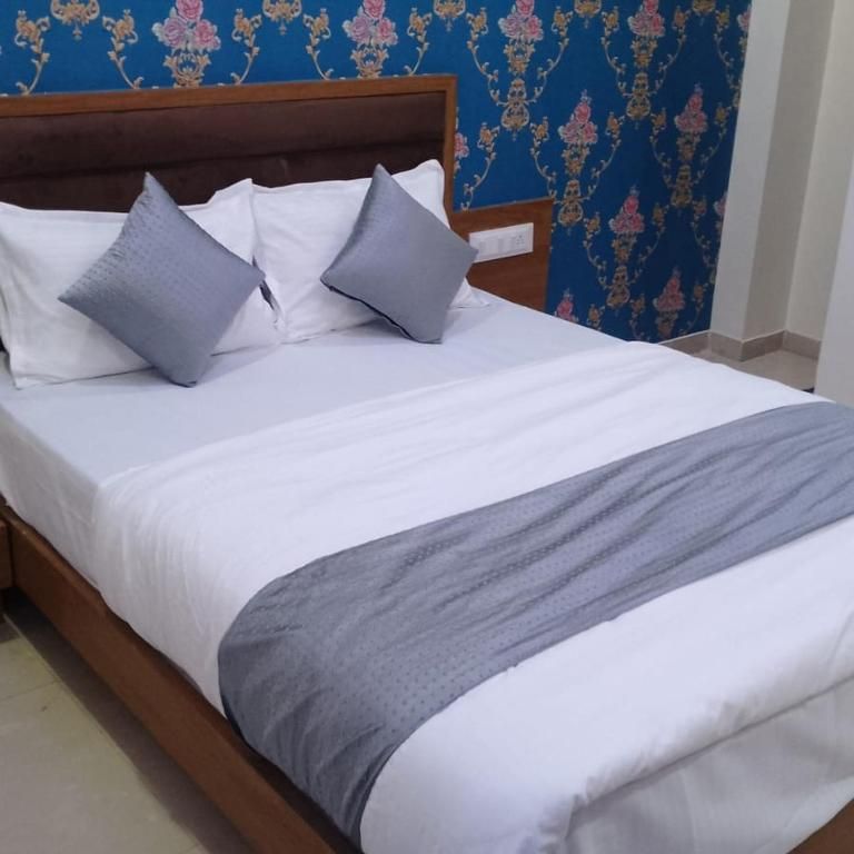 Hotel S G,Vadodara Deluxe AC