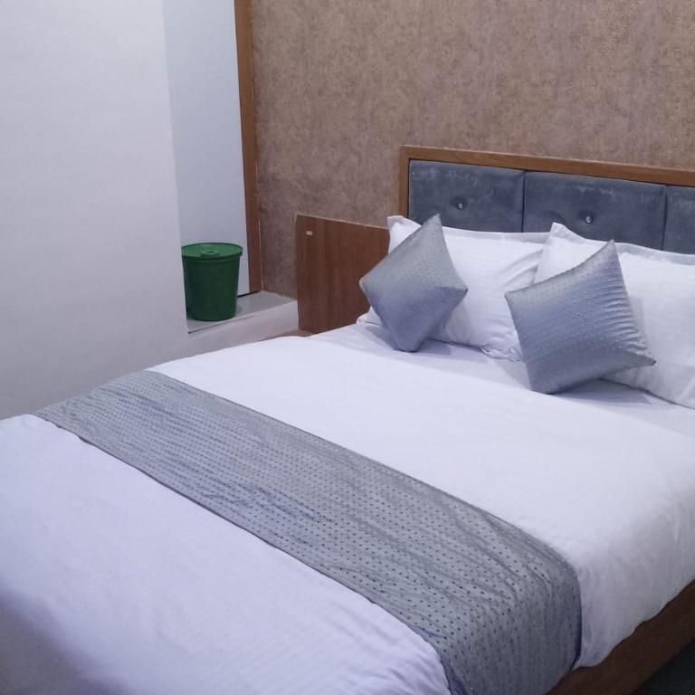 Hotel S G,Vadodara Deluxe AC 2