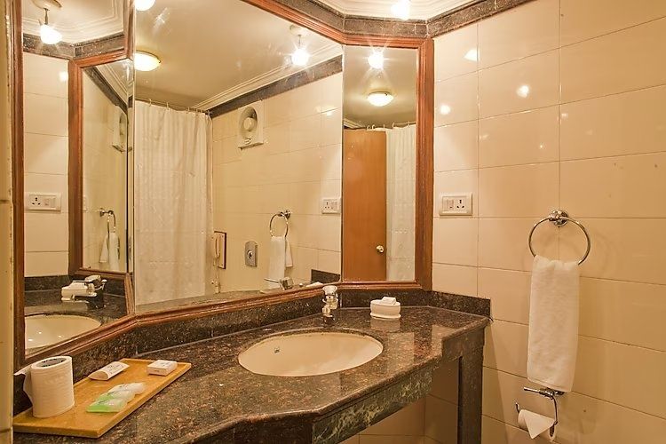 Hotel Om Tower & Revolving Restaurant Deluxe Room 4