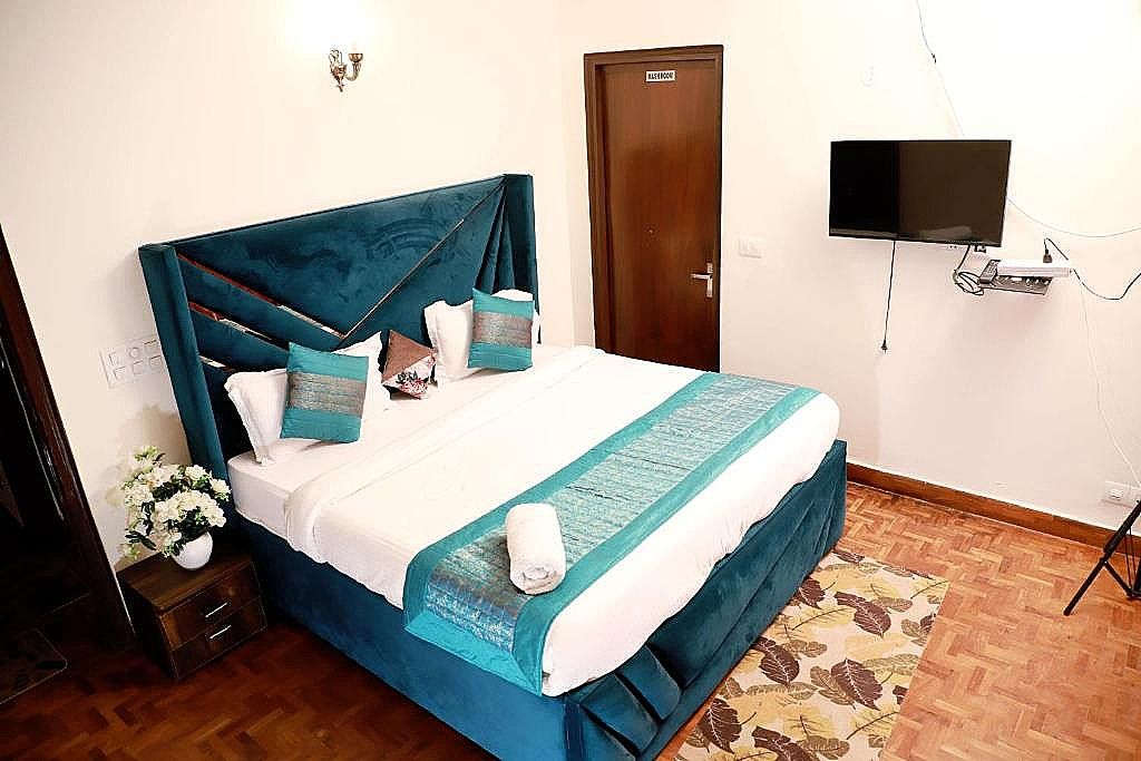 Fortune Home service Apartment, 3BHK-1B, E28 Saket  Three-Bedroom Apartment 9