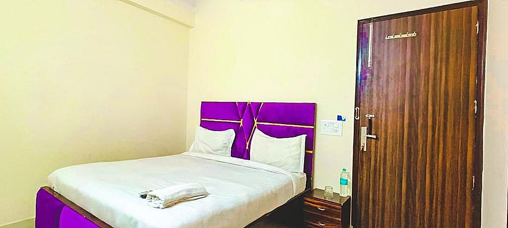 Sky Residency Deluxe Double Room (2 Adults + 1 Child) 5