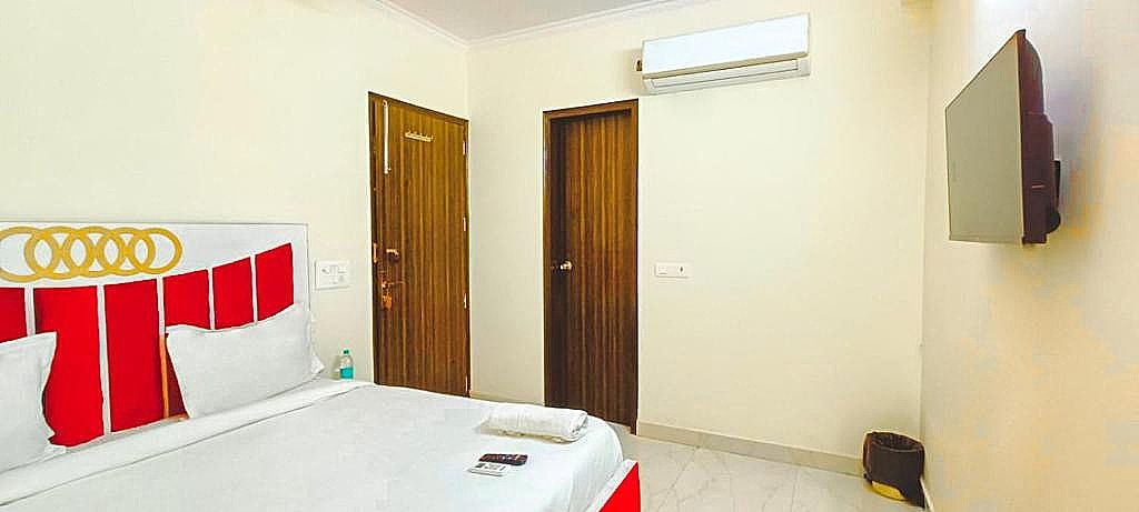 Sky Residency Deluxe Double Room (2 Adults + 1 Child) 11