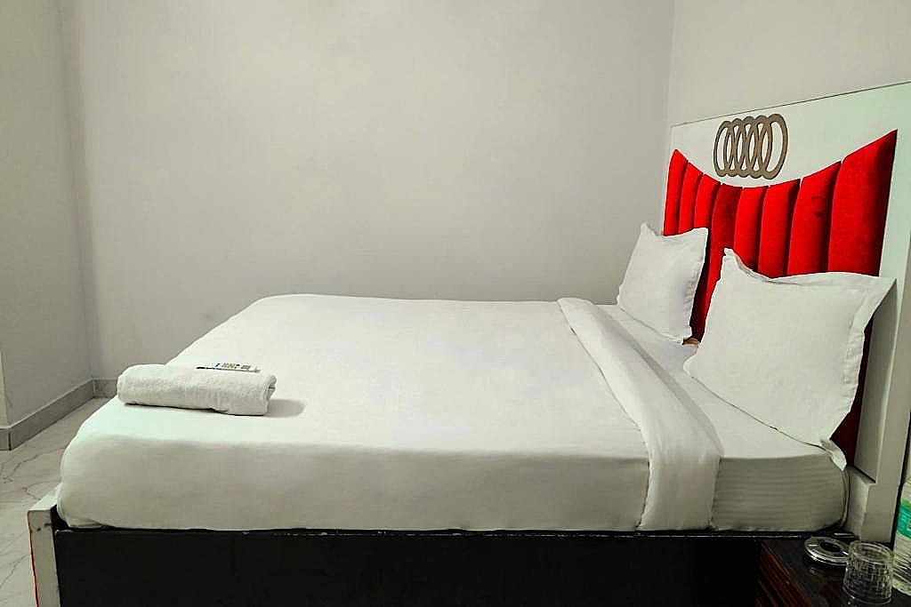 Sky Residency Deluxe Double Room (2 Adults + 1 Child) 6