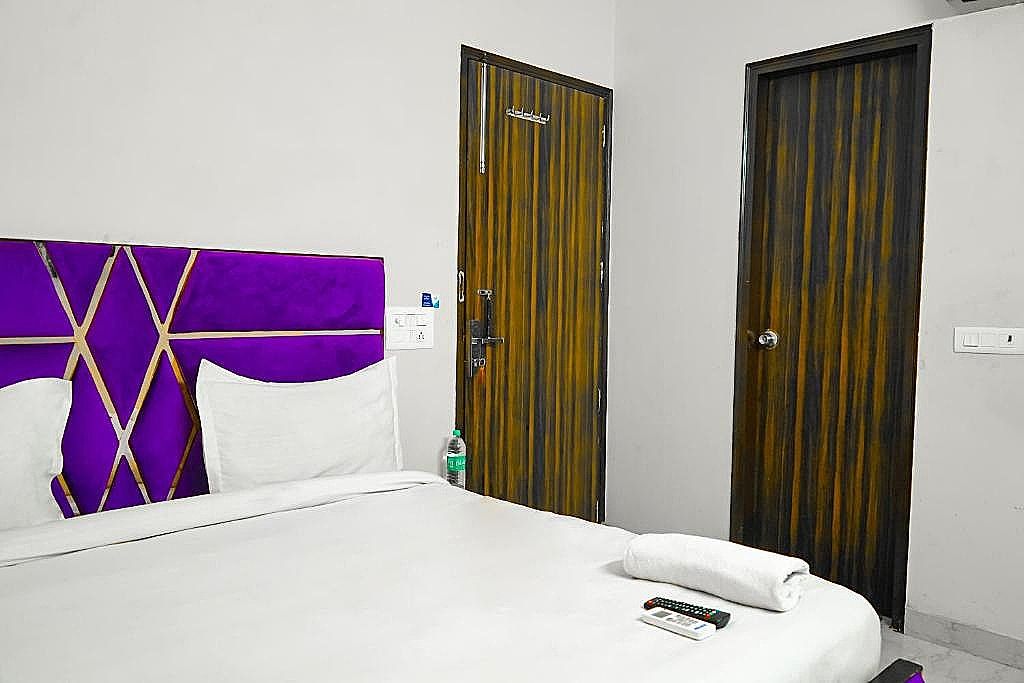 Sky Residency Deluxe Double Room (2 Adults + 1 Child) 3