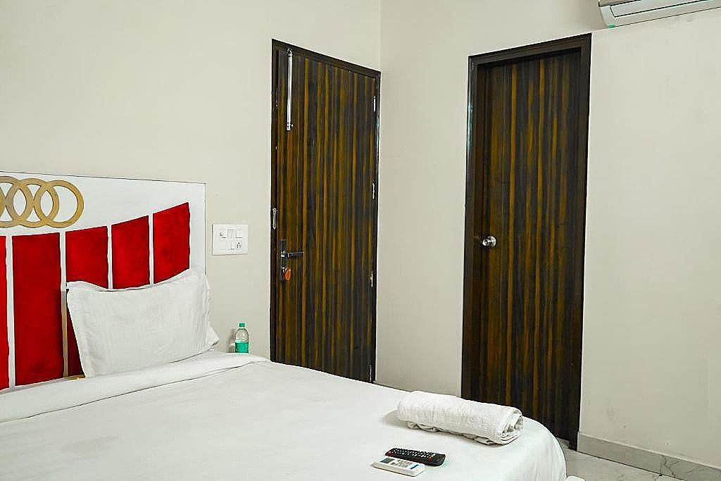 Sky Residency Deluxe Double Room (2 Adults + 1 Child) 12