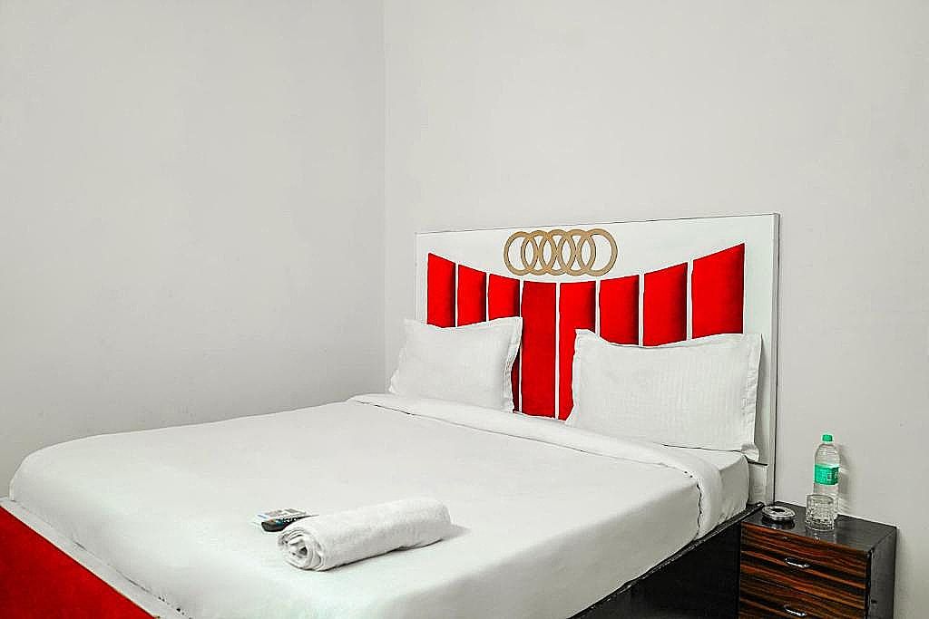 Sky Residency Deluxe Double Room (2 Adults + 1 Child) 4