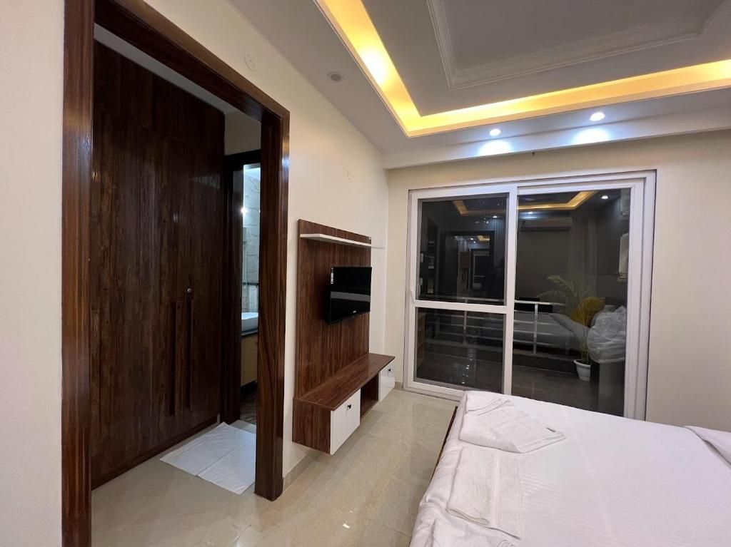 Lime Tree Two BHK Service Apartment Golf Course Road Gurgaon Two-Bedroom Apartment 2