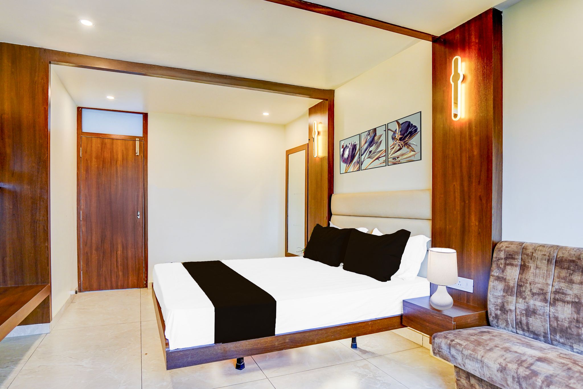 Super Townhouse Zero Mile Gandhi Setu Formerly Classic Court Classic Room 8