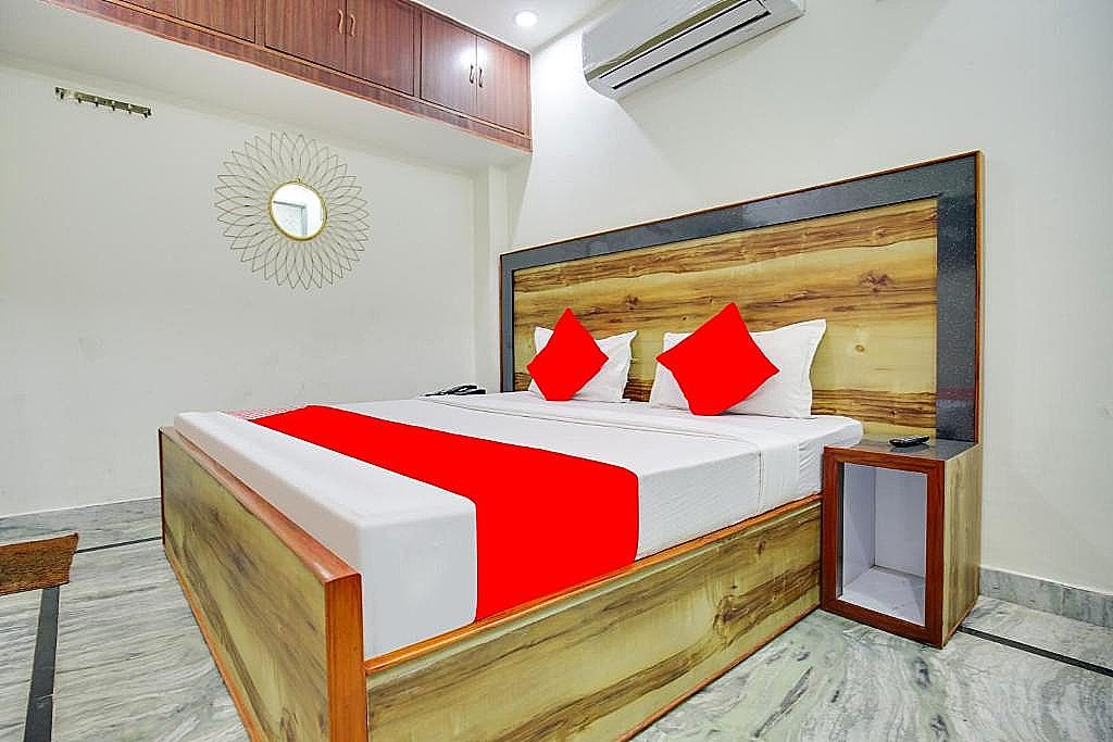 OYO Flagship 807871 Hotel The Kings Inn Classic Triple Room
