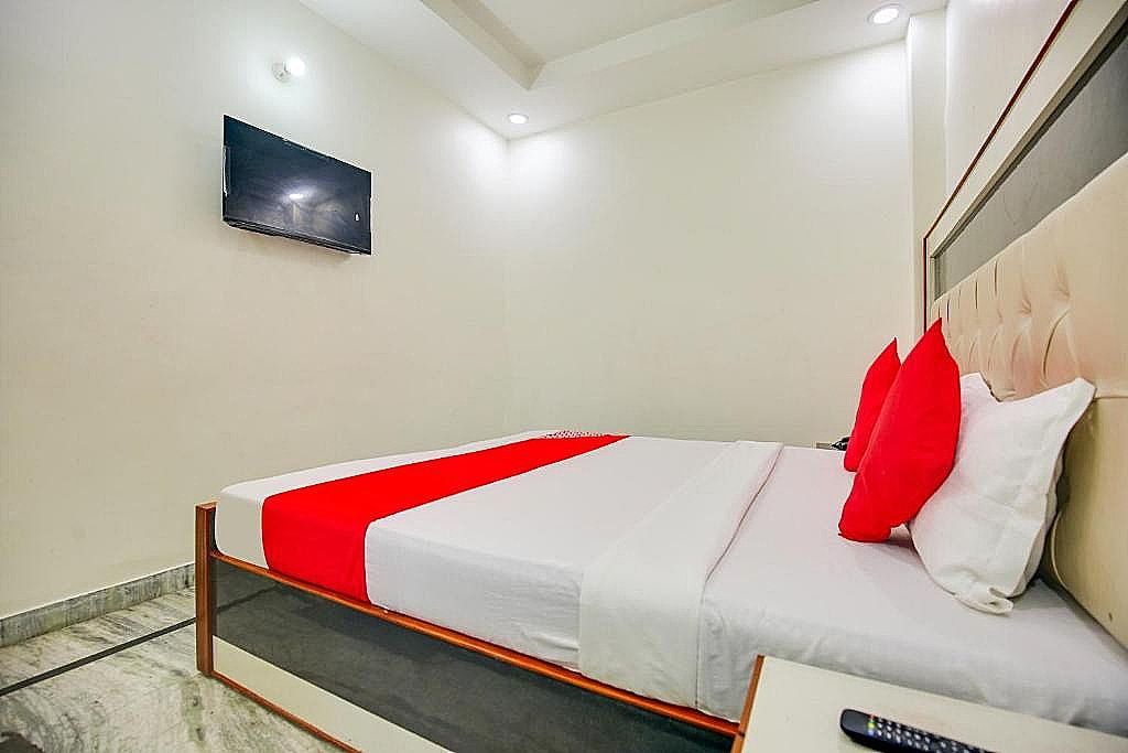 OYO Flagship 807871 Hotel The Kings Inn Classic Triple Room 2