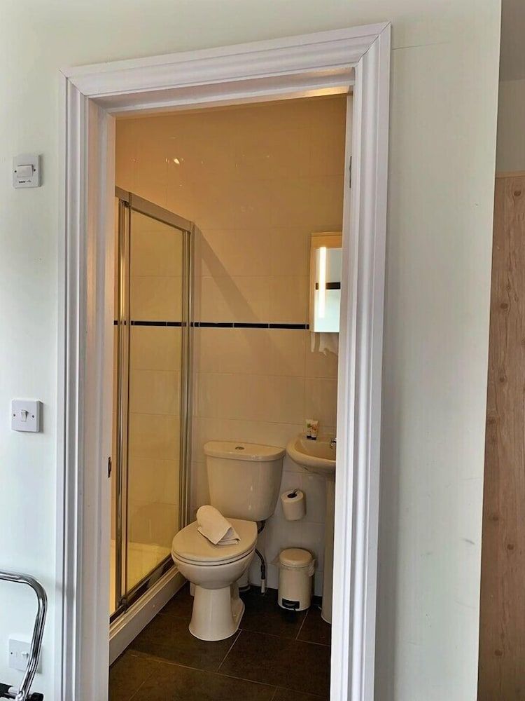 The Black Swan Classic Double Room, Ensuite 9