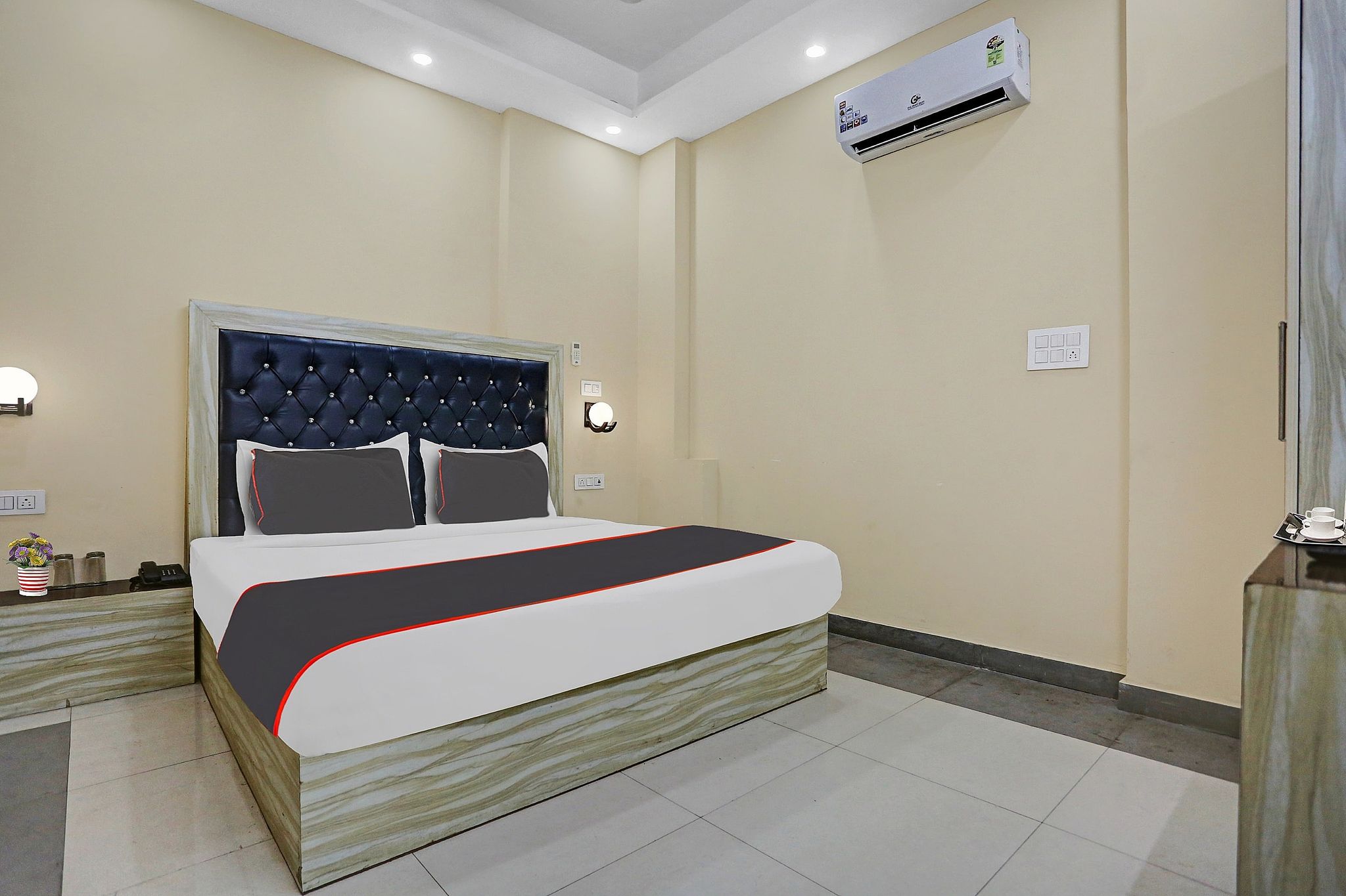 Collection O Metro View Ashok Vihar Near Shalimar Bagh Metro Station Classic 12