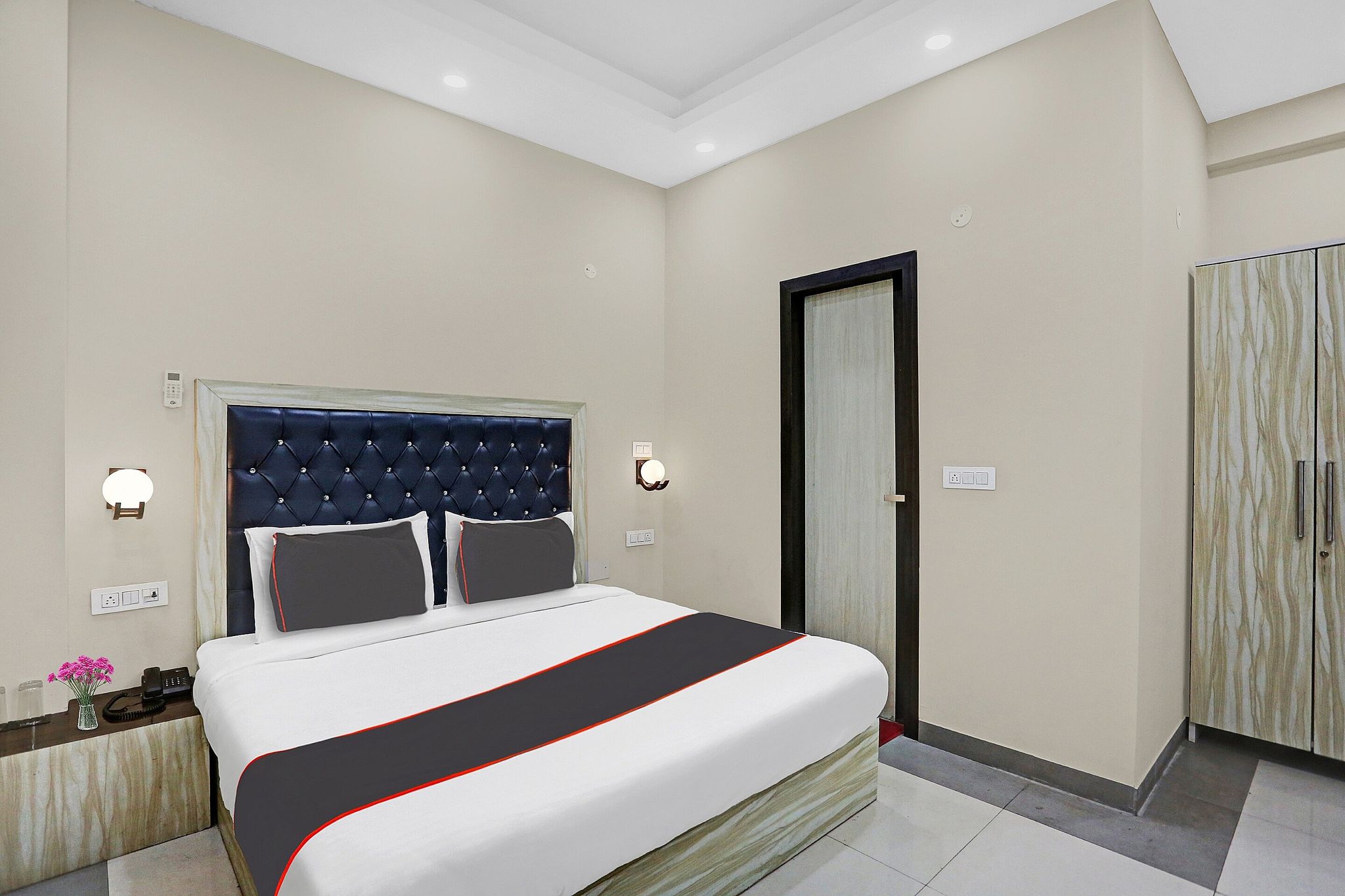 Collection O Metro View Ashok Vihar Near Shalimar Bagh Metro Station Classic 7
