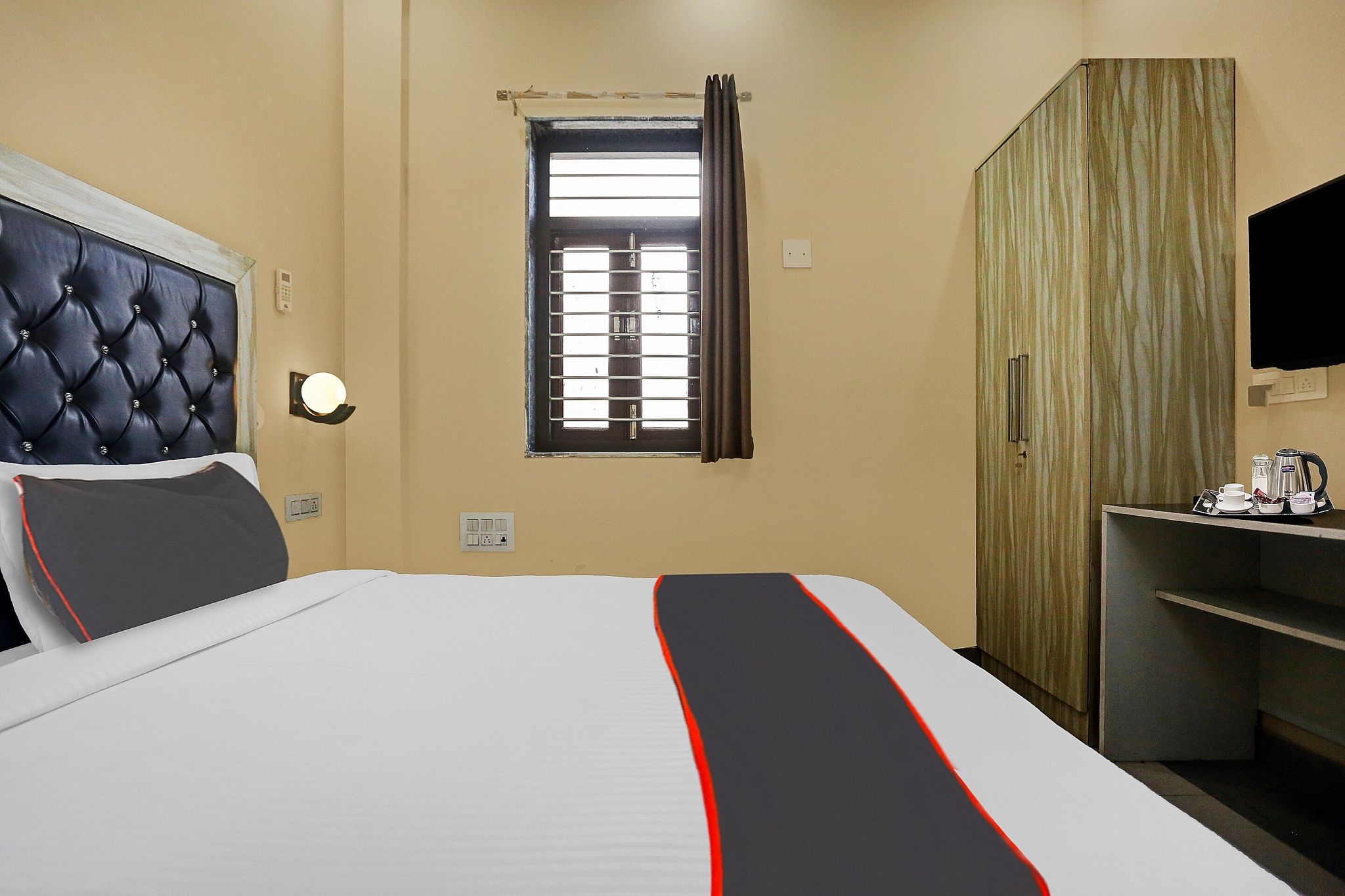 Collection O Metro View Ashok Vihar Near Shalimar Bagh Metro Station Classic 8