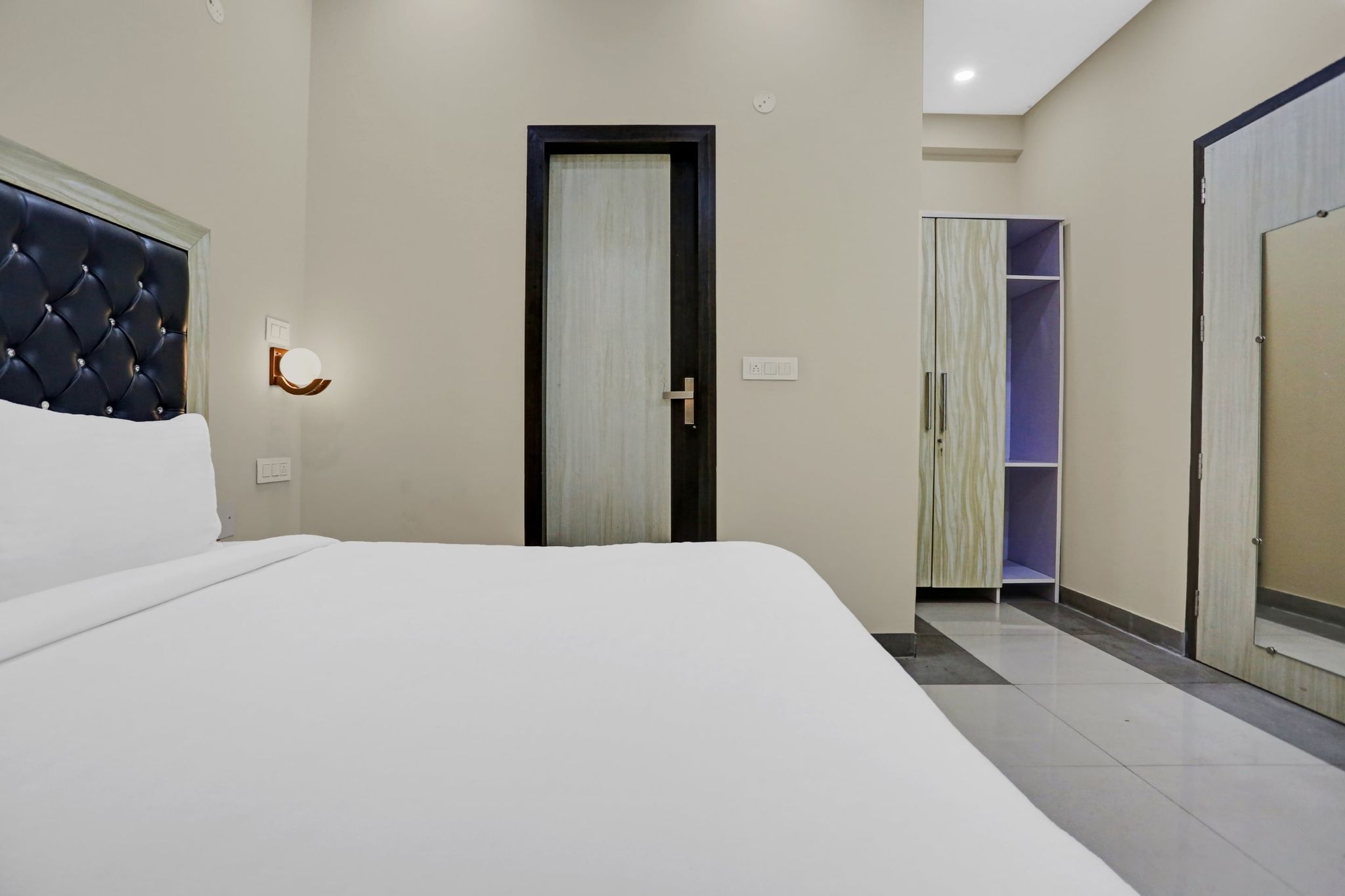 Collection O Metro View Ashok Vihar Near Shalimar Bagh Metro Station Classic 14