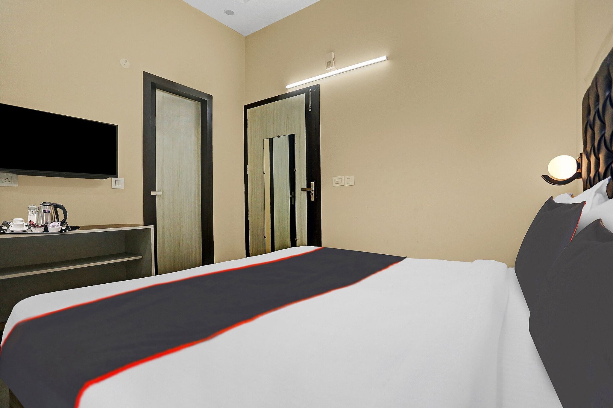 Collection O Metro View Ashok Vihar Near Shalimar Bagh Metro Station Classic 23