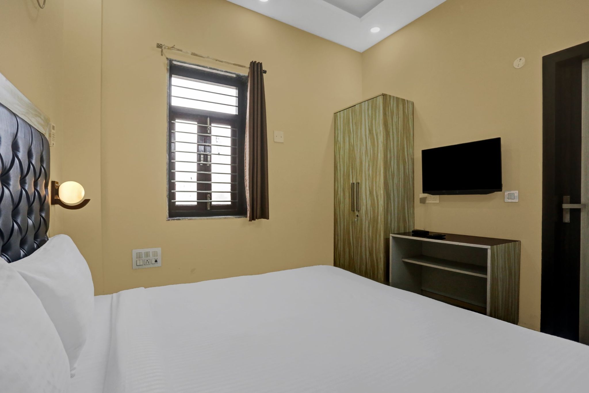 Collection O Metro View Ashok Vihar Near Shalimar Bagh Metro Station Classic 25