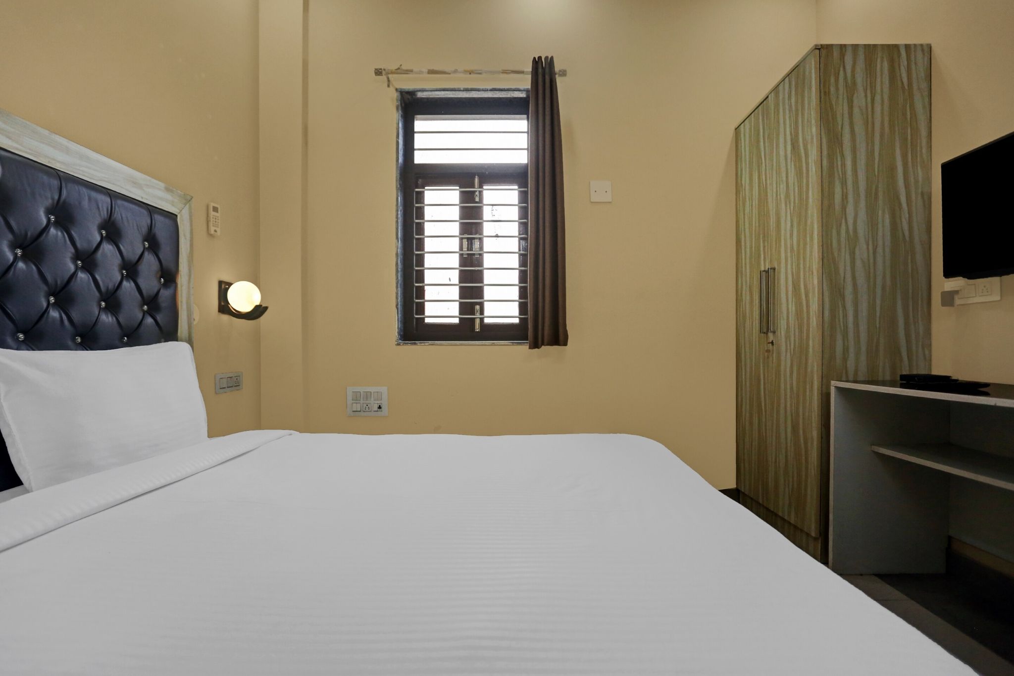 Collection O Metro View Ashok Vihar Near Shalimar Bagh Metro Station Classic 15