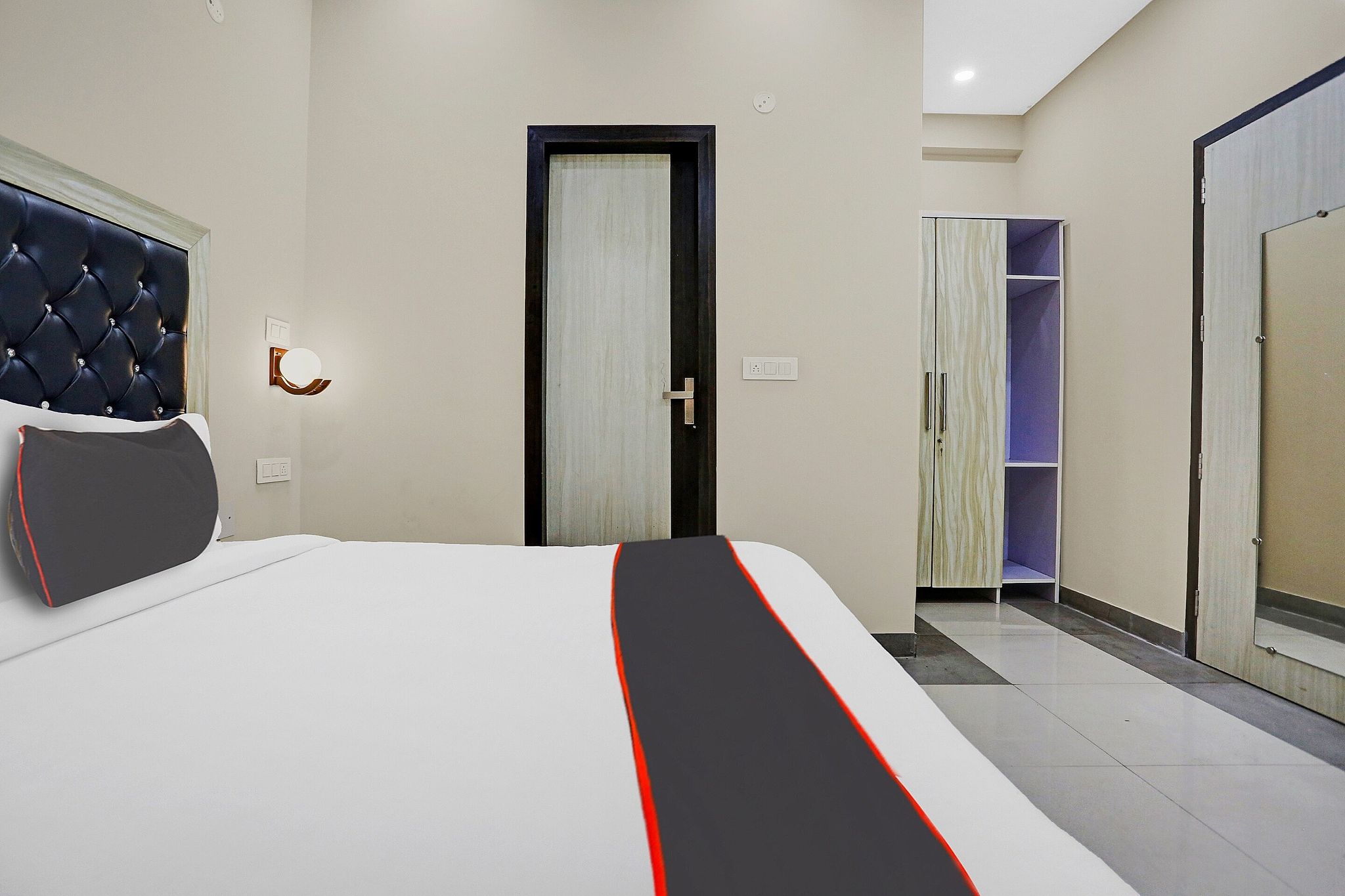 Collection O Metro View Ashok Vihar Near Shalimar Bagh Metro Station Classic