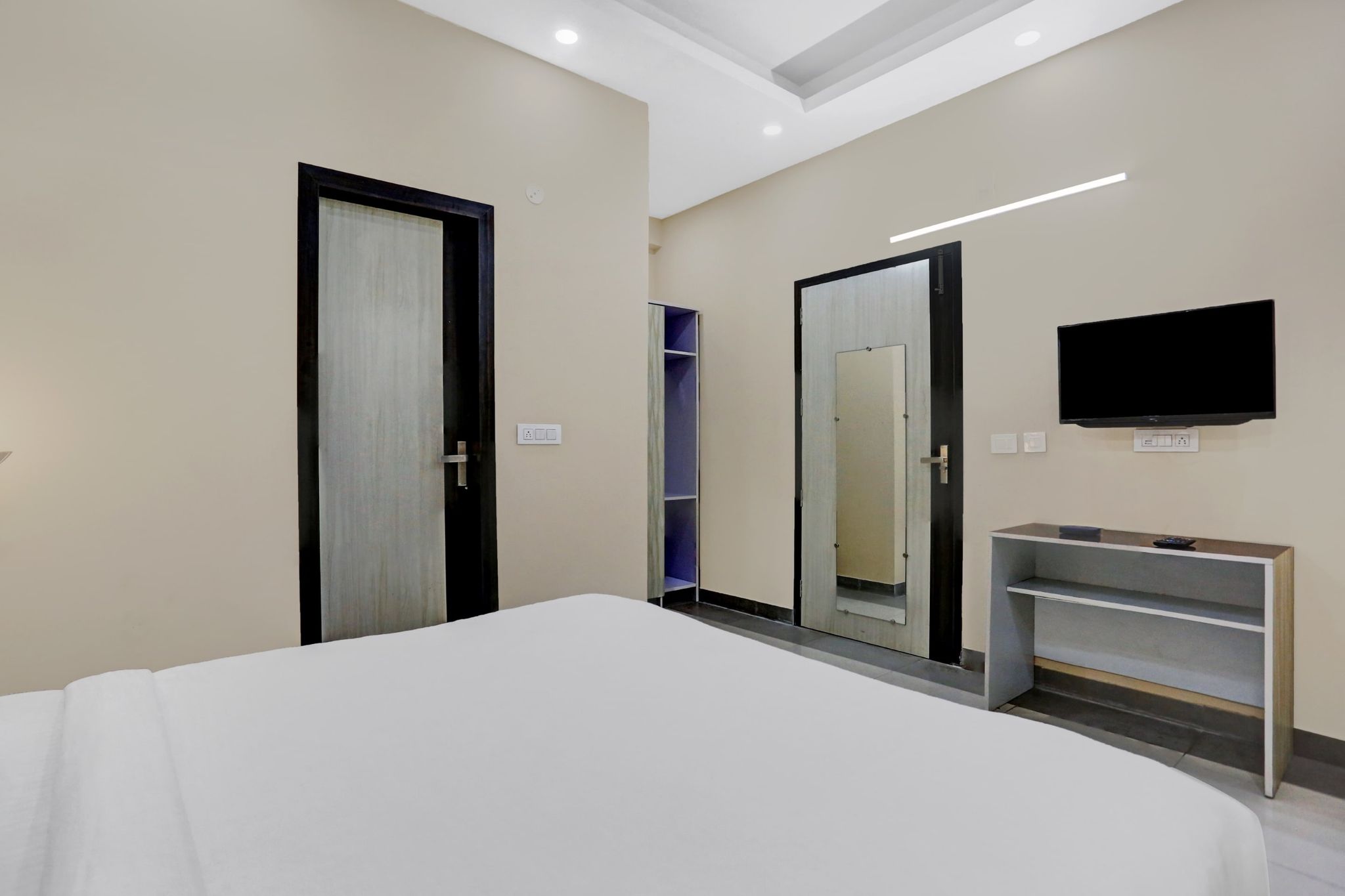 Collection O Metro View Ashok Vihar Near Shalimar Bagh Metro Station Classic 26