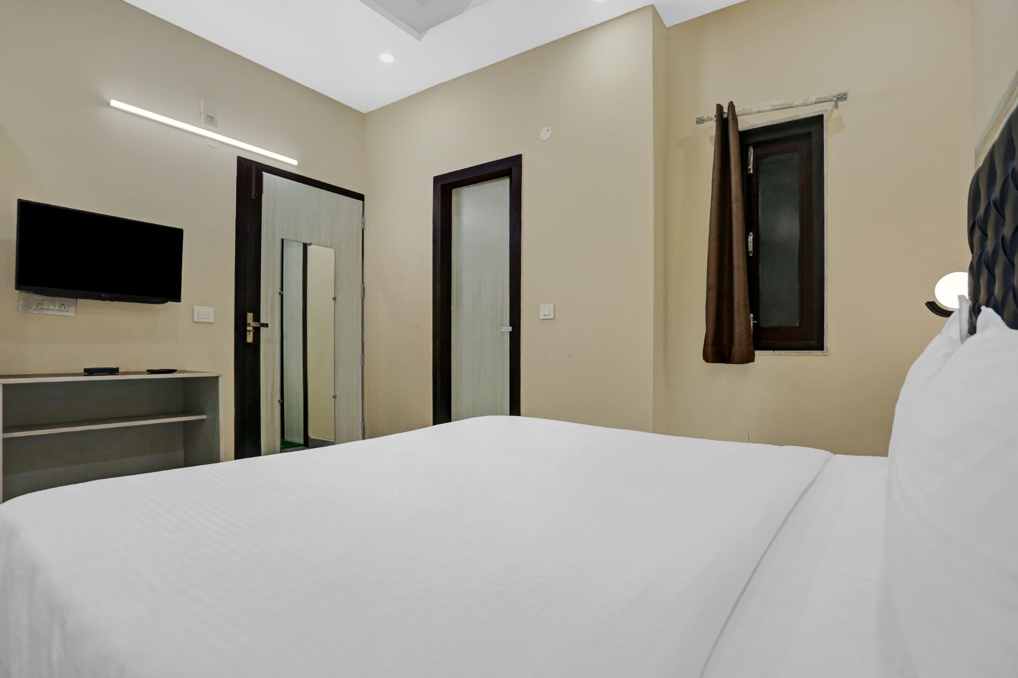 Collection O Metro View Ashok Vihar Near Shalimar Bagh Metro Station Classic 16