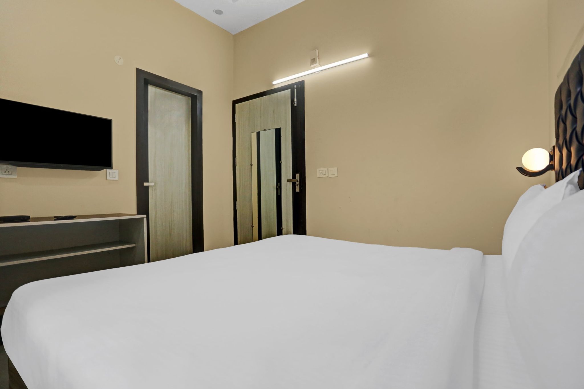 Collection O Metro View Ashok Vihar Near Shalimar Bagh Metro Station Classic 24