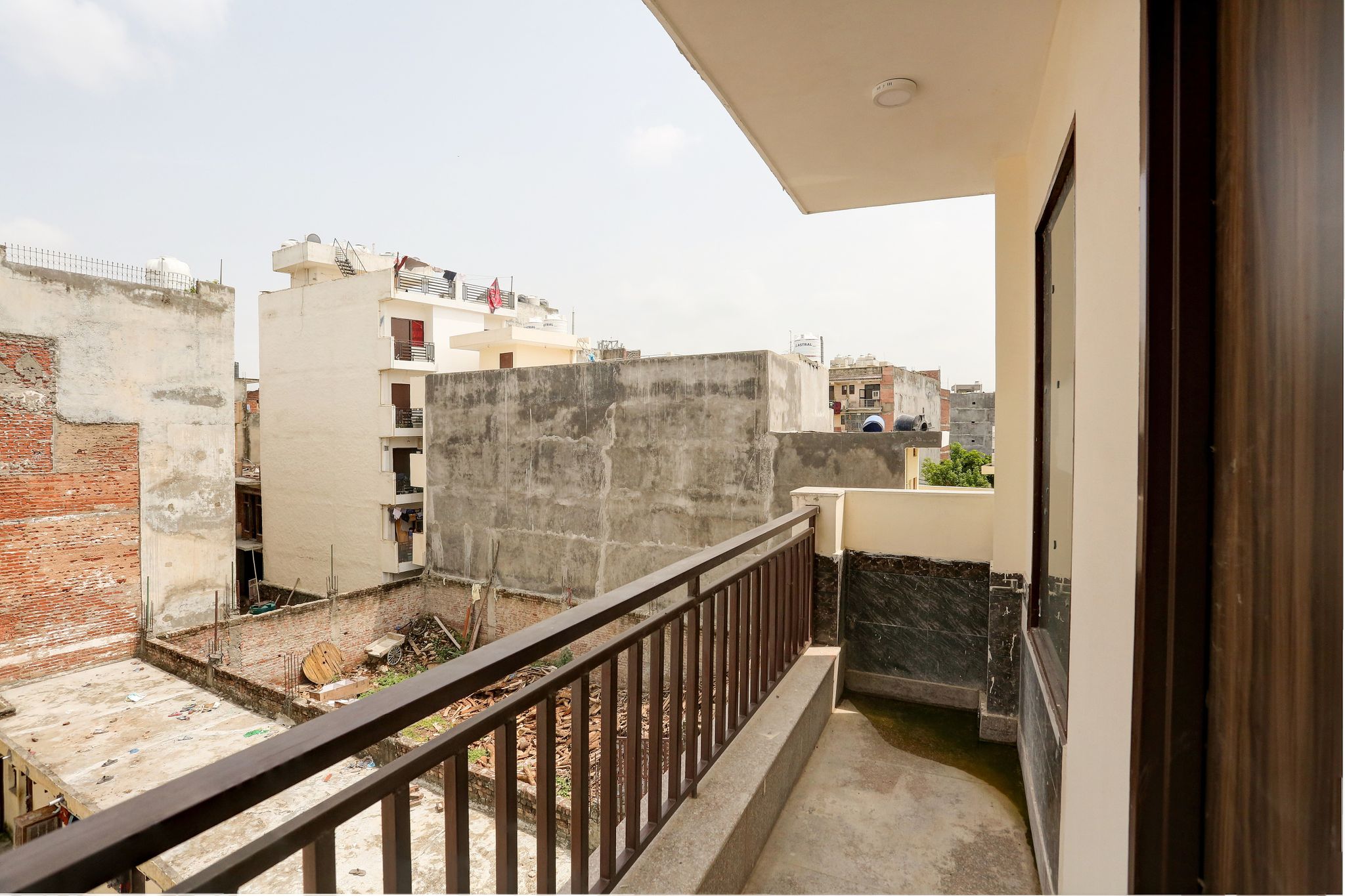 Side Image 2