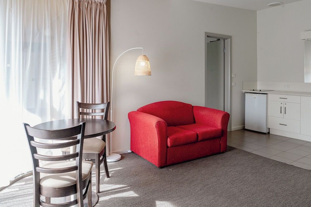 Mitchell on Main Motel & Apartments Superior One Bedroom King Apartment 3