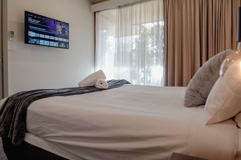 Mitchell on Main Motel & Apartments Superior One Bedroom King Apartment