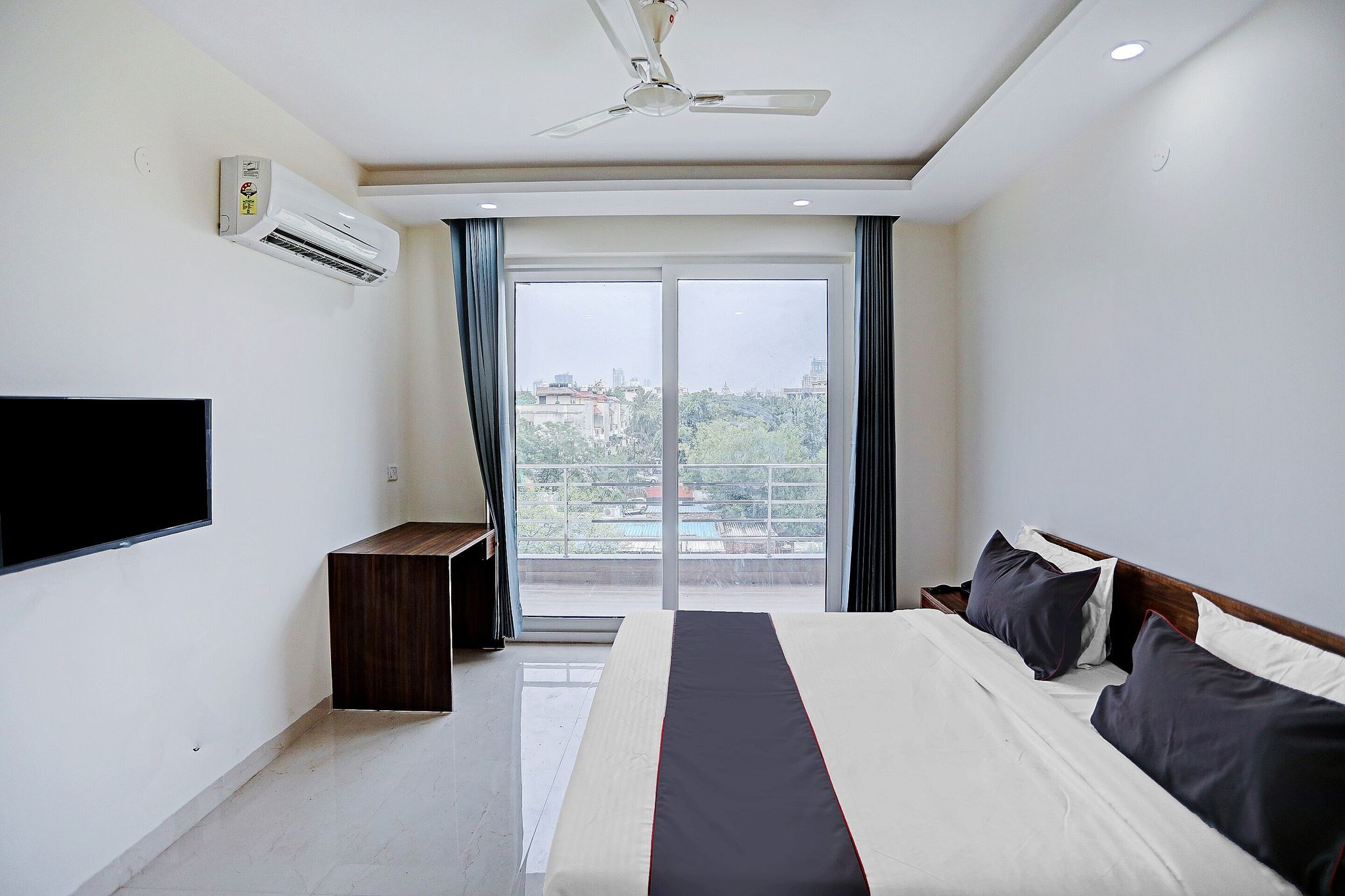 Capital O Hotel Mayfield Nirvana Near Omaxe Gurgaon Mall Classic 3