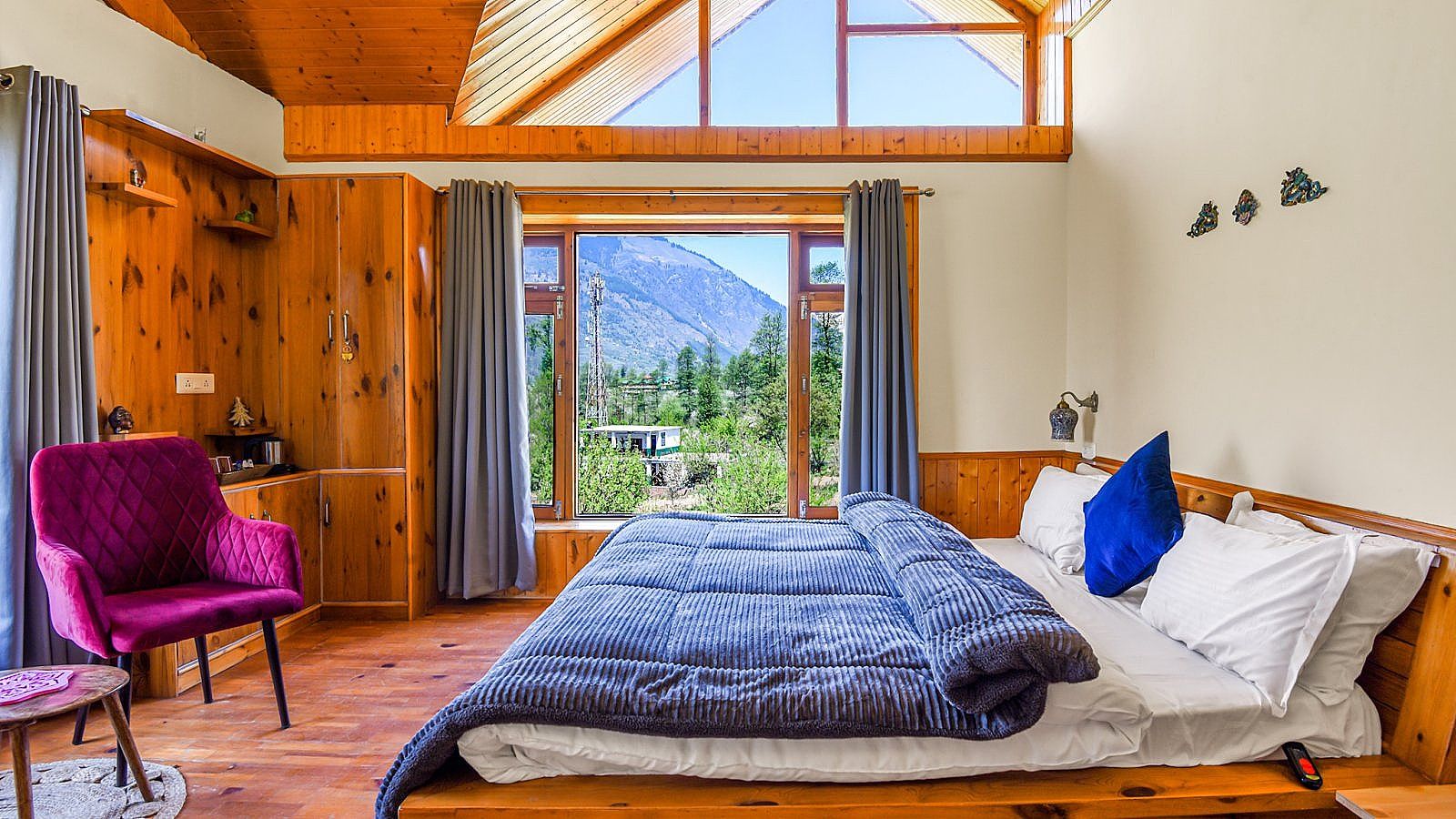 Premium Wooden Cottage Room Hill and Garden View