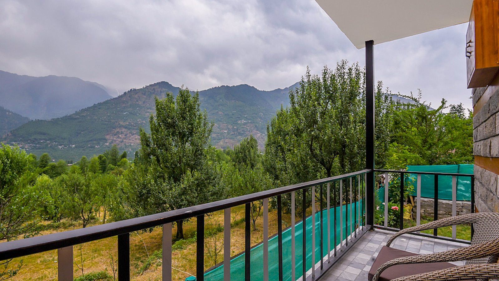 Premium Wooden Cottage Room Hill and Garden View