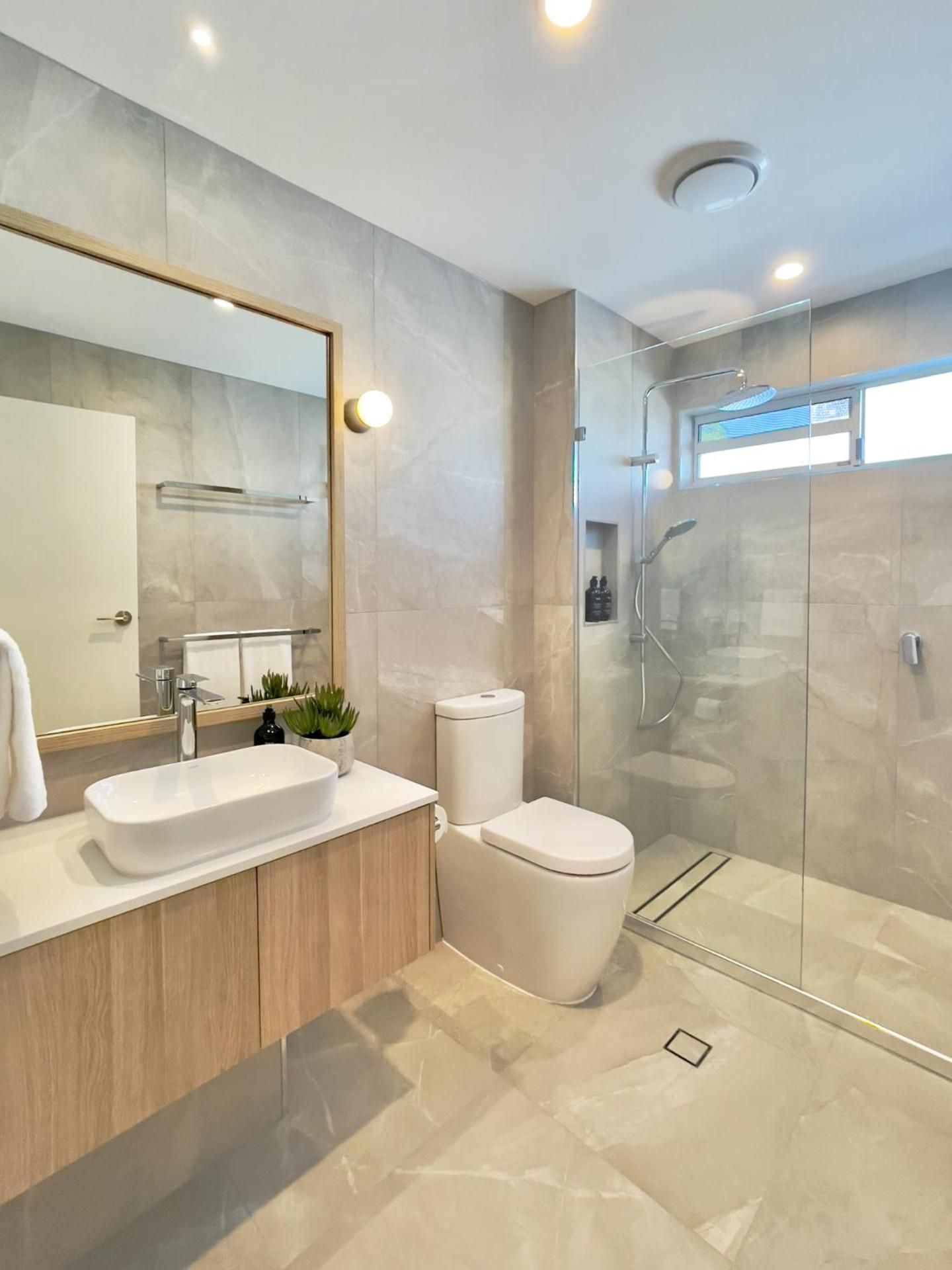  3-Bedroom Apartment with Roof Top Terrace and Ocean View
