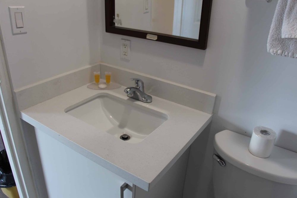 Save Inn Kincardine Standard Room, 2 Double Beds 5