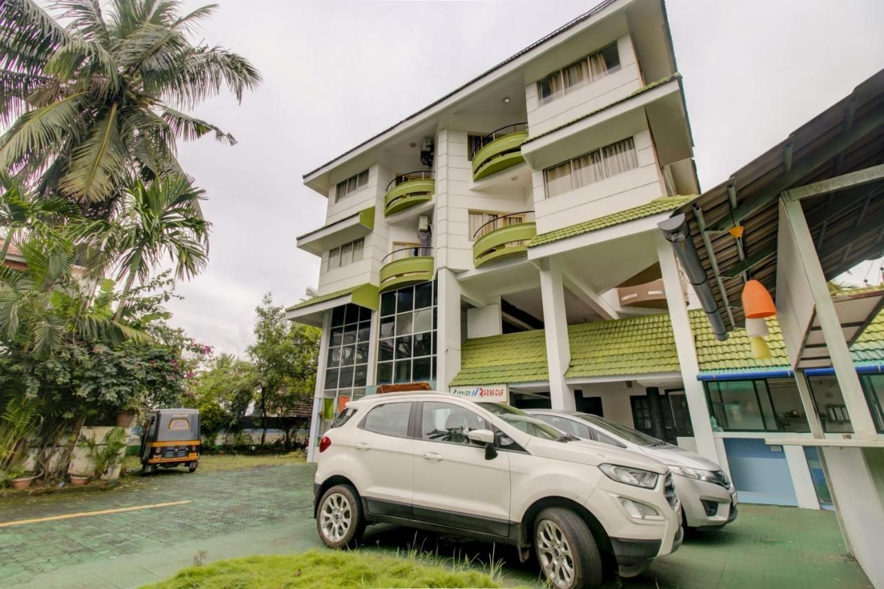 OYO 75308 Floatel International Beach Resort