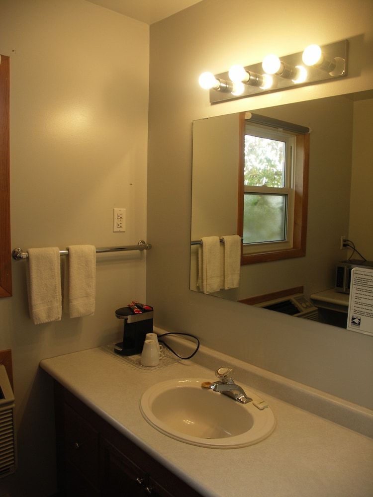 Rainbow Inn Deluxe Room, 1 King Bed, Non Smoking 3