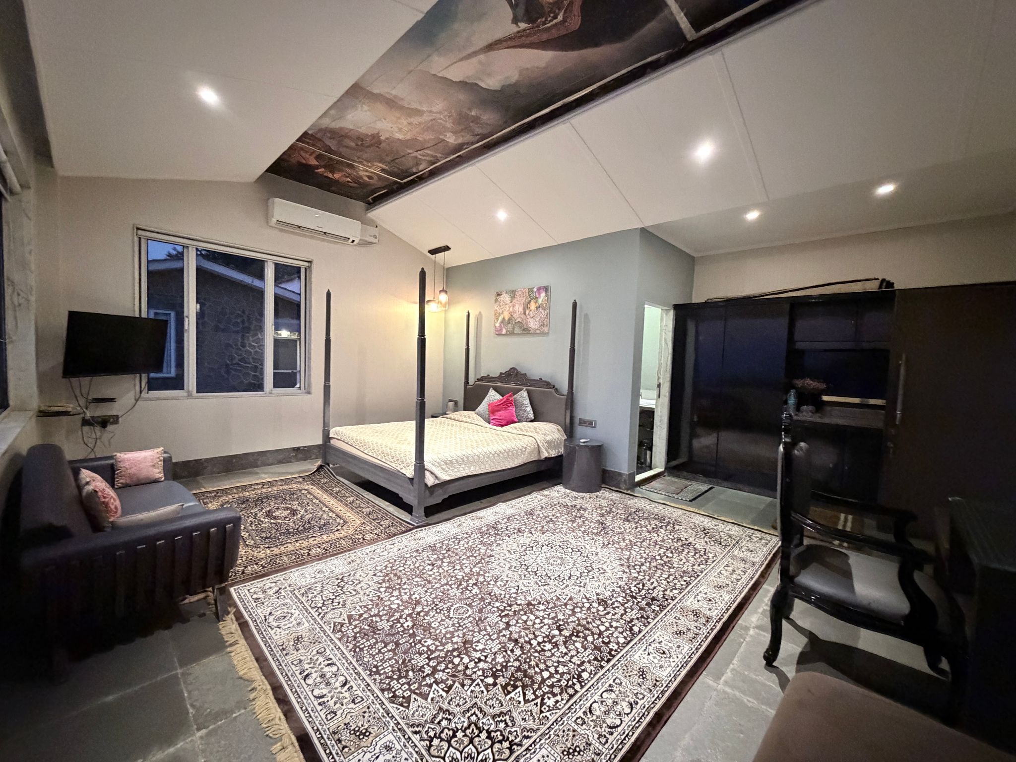 360 SOUTH Ultra Luxury Suite with Mountain and Valley View 16