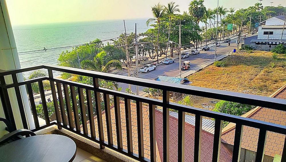 Royal Thai Pavilion Jomtien Boutique Resort Deluxe Room, Sea View (King Bed) 13