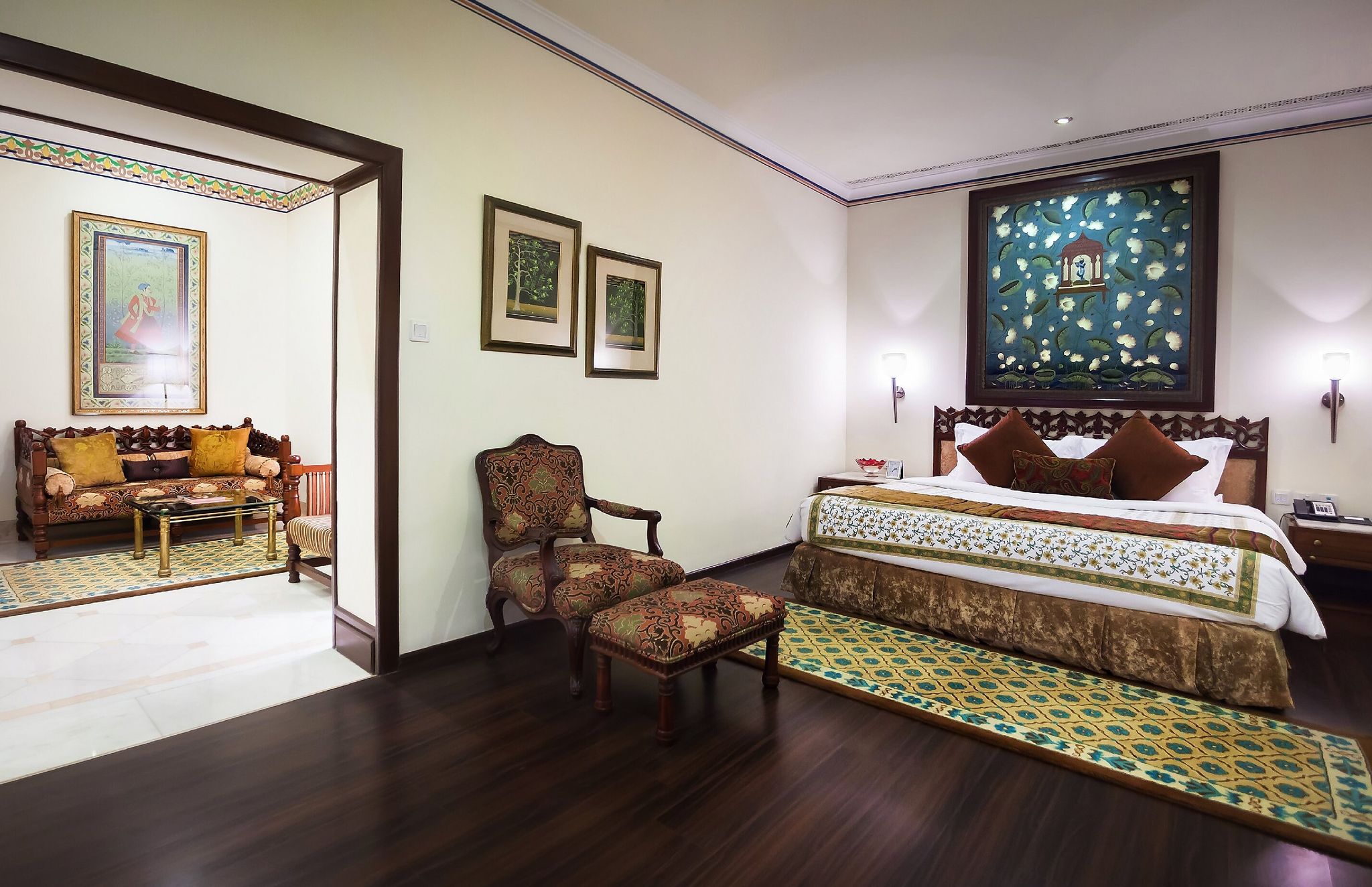 Deluxe Suite with Bathtub