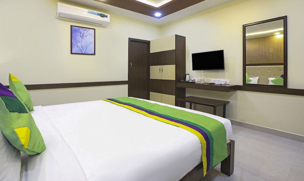 Treebo Naaz Royal Standard Double Room 8