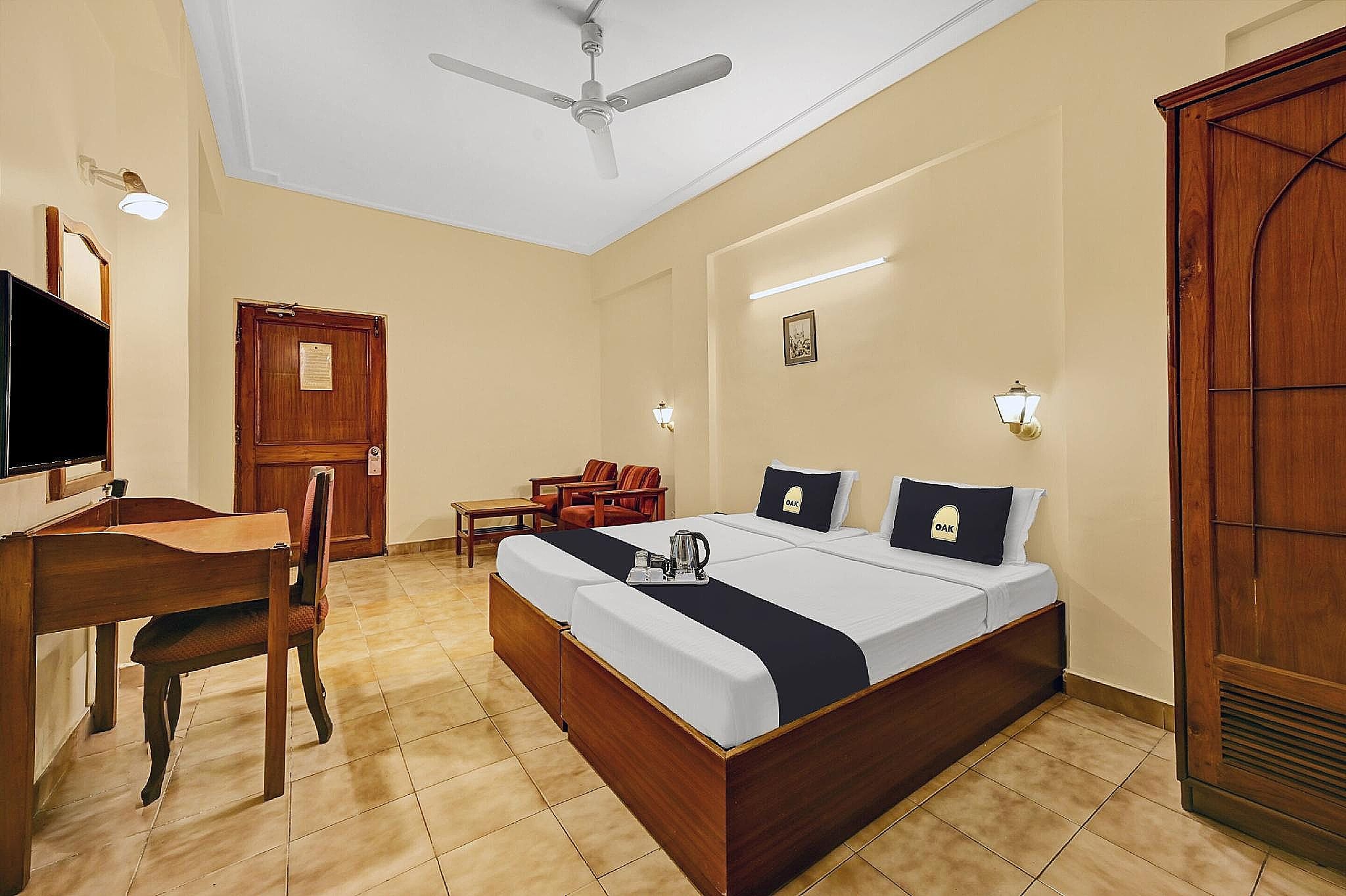 Super Townhouse OAK Hotel Belsons Taj Mahal Classic Room 2