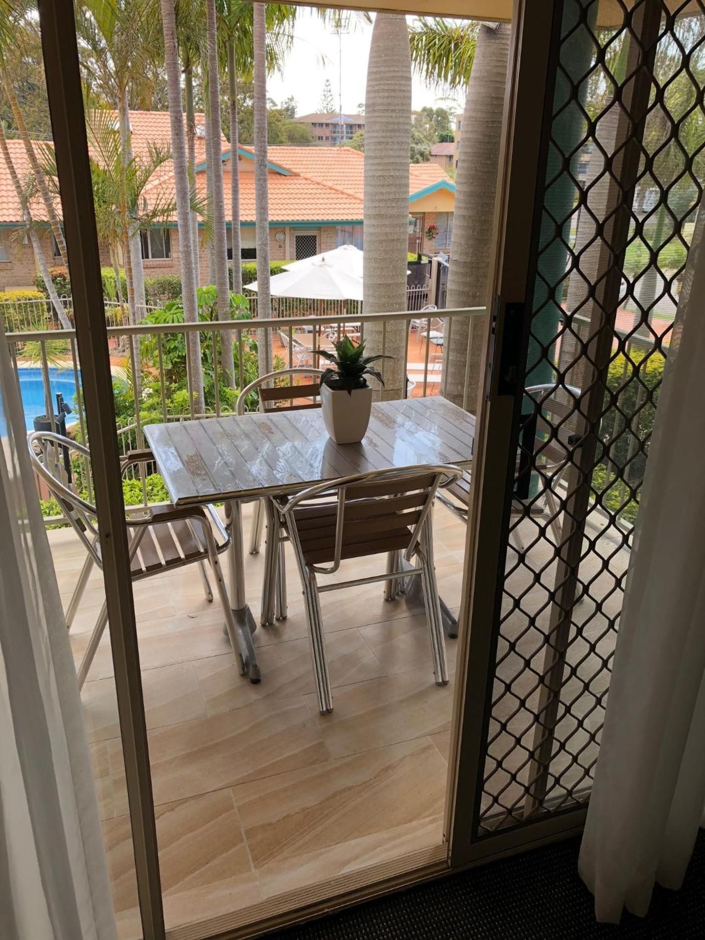 Deluxe One-Bedroom Apartment with Balcony 