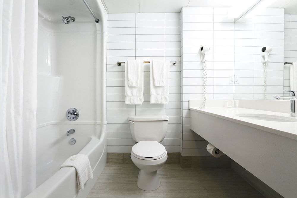 Canad Inns Destination Centre Transcona Standard Room, 2 Queen Beds 4